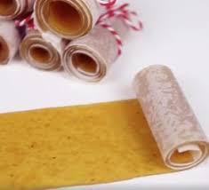 Elle Verse De La Compote De Pommes Sur Une Plaque A Patisserie Et Prepare Une Collation Parfaite Compote De Pomme Collations Rouleaux De Fruits