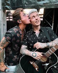 Ne approfittiamo per raccontarvi qualche curiosità sulla famosa coppia di cantanti. Benji Fede Federico Rossi Altezza