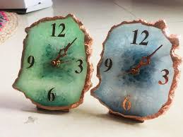 This delicate table clock features a surmounting design of silver foliate and flowers, which are mounted with precious stones. Agate Table Clock By Quality Stone Craft India Agate Table Clock Inr 1 50 K Piece Approx Id 5526774
