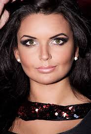 Ellie Redman's Instagram, Twitter & Facebook