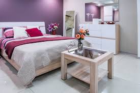 Einerseits ermöglicht ein höheres bett beispielsweise senioren einen leichteren einstieg. Schlafzimmer Lila Streichen Die Schonsten Ideen