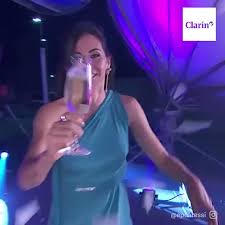 El ex conductor de tn publicó en su cuenta de twitter el chat que tuvo con su papá y la. Eleonora Perez Caressi Diego Poggi Tremenda Caida Vivo Periodista Tn Eleonora Perez Caressi Conduciendo Especial Ano Companero Diego Poggi Insolito Blooper Registrado Clarin Scoopnest