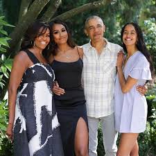 Instyle brings you the latest news on sasha obama, including fashion updates, beauty looks, and hair transformations. Malia And Sasha Obama Appear In Michelle S Becoming Netflix Doc