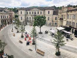 The minimum length of stay is 6 months and it sleeps a maximum of 4 people. Wohnung En Plein Centre Ville Wohnung Apt