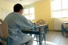 La journée touche déjà à sa fin. Ambiance Tendue Et Recompenses A L Hopital Psychiatrique De Saint Etienne Du Rouvray