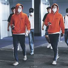 Exo's youngest often chooses the black and white outfits but keeps them extremely elegant and charming. Exo Sehun 170904 Fashion Airport Sehun Exo Facebook