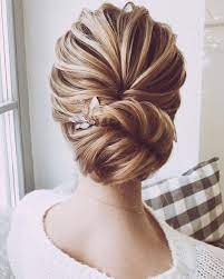 Un Chignon De Mariee Bas Sur La Nuque Pour Un Effet Romantique Et Glamour Unique Wedding Hairstyles Romantic Wedding Hair Hair Styles