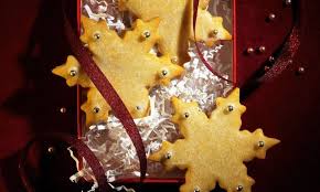 Biscuits Etoiles De Noel Travailler Le Beurre En Pommade Ajouter Le Sucre Le Sel Et Les Oeufs B Guetzli Rezepte Weihnachten Party Rezepte Weihnachtsguetzli