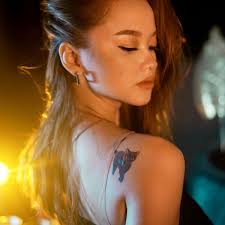 Bringing back the paparazzi trend 📸 this is your sign to do it as well 👀  ✨In-frame: Ysobel Lalap Cyrus Lalap Deborah Galvan 💄Make-up: Deborah Galvan/hmu  by deb 📸 Photo and edit: