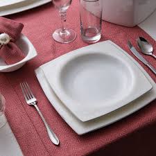 Karaca'nın dayanıklı ve özel serilerinden birisi olan royal lace, kare tasarımı, ince zarif deseni ile her yemek masası için ideal. Karaca Fine Pearl Lace 86 Parca 12 Kisilik Inci Yemek Takimi Karaca