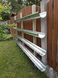 Schirtt 4 Die Vier Dachrinnen Aufhangen Vertikaler Garten Diy Hinterhofhaltung Erdbeeren Garten