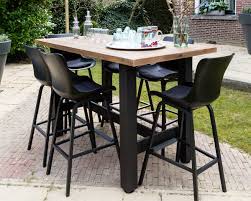 in de zomer kun je buiten niet zonder een fijne tuinset met een stevige tafel en lekkere stoelen maar hoe leuk is het om daar een bar tafels tafel tuin tuin