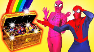 Anna, une jeune fille aussi audacieuse qu'optimiste, se lance dans un incroyable voyage en compagnie de kristoff, un montagnard expérimenté, et de son fidèle renne. Spiderman Et La Reine Des Neiges Elsa Trouvent Un Tresore Dans L Ile Des Pirates Youtube