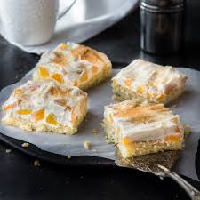 Inzwischen pfirsiche in einem sieb abtropfen lassen und in kleine würfel schneiden.der saft wird nicht mehr benötigt. Blechkuchen Pfirsich Schmand