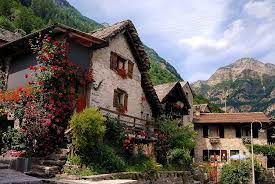 le village de sonogno dans le val verzasca canton du tessin suisse dream vacations beautiful places europe
