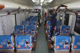 Semalam duduk berbincang sewaktu makan tengahari. Ka Joglosemarkerto Dan Ka Turangga Jalan Lagi Tapi