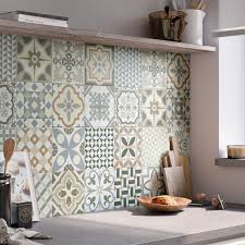 Embellir Votre Cuisine Avec Un Carrelage Multicolore Pastel Carreau De Ciment Carrelage Credence Cuisine Carrelage Mural Cuisine