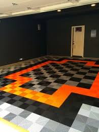 Wir bitten noch um etwas geduld. Garage Fliesen