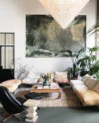 Cozy Living Room Idea With Statement Art Large Pendant Lighting And Mid Century Modern Furniture Interieur Woonkamer Interieur Salon Interieur
