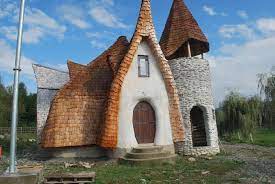 Acesta este construit doar din materiale naturale, din piatră și beton, lemn, var și lut și a fost construit de meșteri din maramureș. Castelul De Lut Valea Zanelor Locul De Poveste Din Transilvania Organic House Architecture House Amazing Architecture