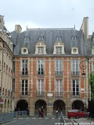 La Maison De Victor Hugo Place Des Vosges Paris En Photos Paris Place Paris City Paris Photos
