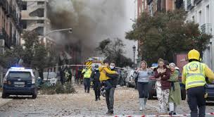Uma explosão destruiu um edifício de três andares e causou a morte de pelo menos duas pessoas em madrid. Fe1kk7wvh Mmkm