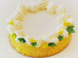 Semplice Torta Con Panna Pan Di Spagna E Crema Pasticcera Bagnata Con Sciroppo Alla Vaniglia Decorazioni Torte Con Panna Decorazioni In Pasta Di Zucchero Torte