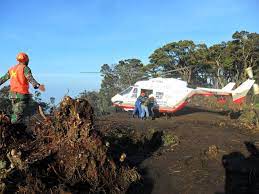 Pada hari rabu tanggal 9 mei 2012 pesawat penumpang rusia sukhoi super jet 100 jatuh di kawasan gunung salak. Hari Ini 8 Tahun Lalu Pesawat Sukhoi Superjet 100 Jatuh Di Gunung Salak Kumparan Com