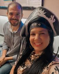 Sou poeta de Campina Grande, comecei a ter contato com o cordel e a  escrevê-lo ainda na infância. Poetas de nossa terra são minha inspiração,  como Manoel Monteiro e Zé Laurentino. Hoje