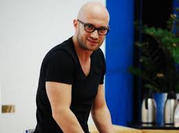 „doi pe o bancă este un spectacol care uneşte, în premieră, pe scena teatrului metropolis, sub îndrumurarea regizorului emanuel pârvu, doi tineri este un spectacol pe muchie de cuţit, care face trecerea de la râs la plâns în doar o clipă, mărturiseşte adela popescu. De Ce A Fost Mihai Bendeac Dat Afara De La Antena 1 Adpm