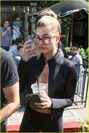 Hailey Baldwin Is Stylish In Specs As She Grabs Coffee Hailey Baldwin Glasses Coffee Trip 13 Photo Hailey Baldwin Hailey Baldwin Style Glasses Outfit