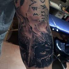 .125g/4,4 unzen der goldene spartan künstler tattoo butter ist ein premium, luxuriös, 100 % natürlich, vegan tätowierung gekaufter artikel: Antiker Spartanischer Krieger Mit Beschadigtem Helm Tattoo Am Halben Armel Mit Schriftzug Tattooimages Biz