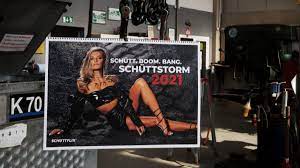 Mit dem neuen kalender hab ich mir selbst das beste geburtstagsgeschenk gemacht! grinst sophia thomalla. Sophia Thomalla Wiederholungstaterin Fur Diese Werbung Macht Sie Sich Richtig Schmutzig News De