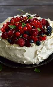 Recette Pavlova Aux Fruits Rouges Et Coulis Au Balsamique En Pas A Pas Recette Pavlova Alimentation Gateaux Et Desserts