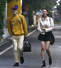 阿良（三浦春马 饰）是一家复古钟表店的修表匠，喜欢游泳的阿良在游泳馆结识了神秘忧郁的专栏作家若蓝（刘诗诗 饰），阿良深深为其着迷。 若蓝有一个双胞胎妹妹如玫（刘诗诗 饰），与若蓝截然相反. ä¸‰æµ¦æ˜¥é©¬çˆ†æ–°æ‹æƒ… ä¼˜1å'¨ Uweekly