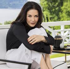 She is the recipient of several accolades, including an academy award and a tony award.in 2010, she was appointed commander of the order of the british empire (cbe) for her film and humanitarian endeavours. Catherine Zeta Jones Uber Gepflegte Sommerfusse Welt