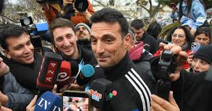 Lionel Scaloni volvió a la casa de sus padres en Pujato y fue recibido por una multitud: “Perdimos porque ellos fueron mejores” - Infobae - Prensa Digital San Juan