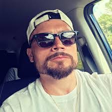 Lance Beach's Instagram, Twitter & Facebook