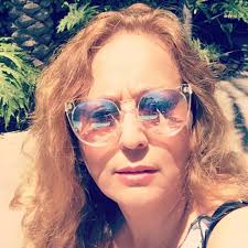 עוגת שמנת חמש דקות עבודה לתחתית שרוול ביסקוויטים ו-150 כרם חמאה מומסת לערבב  ולשטח בתבנית אפיה מומלץ 24 לתערובת השמנת 4 שמנת חמוצה כמובן השמנה 4 ביצים 1  כוס סוכר (כוס חד