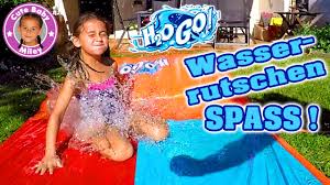 Der spaß besteht darin, die rutsche runter zu sausen. Wasserrutschen Action Garten Waterslide H2o Go For Kids Cutebabymiley Youtube