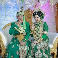 Baju bodo adalah pakaian tradisional perempuan dari suku bugis baik yang ada di makassar, sulawesi selatan dan juga suku bugis pagatan yang berada kalimantan, indonesia. 14 Baju Pernikahan Adat Bugis Makassar