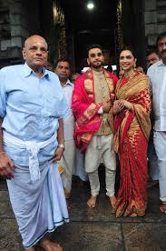 Deepika Padukone And Ranveer Singh Look Smitten In Love As They Seek Blessings At Tirupati With Family On First Anniversary Hungryboo Indian Bride Outfits Indian Bridal Fashion Indian Bridal Outfits