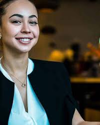 Contoh percakapan wawancara dalam bahasa inggris ini dialami oleh sinta lulusan universitas negeri dibandung jurusan managemen perhotelan yang melamar perkerjaan di sebuah hotel. Nterview Bahasa Inggris Hotel 21 Contoh Pertanyaan Interview Kerja Bahasa Inggris Dan