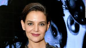 Get the latest on katie holmes from vogue. 2021 Katie Holmes Teilt Ein Seltenes Foto Von Tochter Suri Gettotext Com