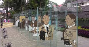 Dalam buku tulisan haryoto kunto, dapat ditemukan bahwa kata bandung, berasal dari kata bandong, sesuai dengan penemuan sebuah negeri kecil oleh seorang mardijker bernama julian de silva. Taman Sejarah Bandung Lokasi Harga Tiket Masuk Fasilitas