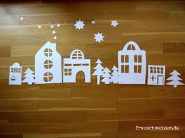 Zuerst werden alle vorlagen auf passendem tonkarton aufgezeichnet und ausgeschnitten. Wie Bastelt Man Das Fensterbild Hauser Im Winter Basteln Weihnachten Fenster Fensterbilder Weihnachten Basteln Fensterdeko Weihnachten Basteln