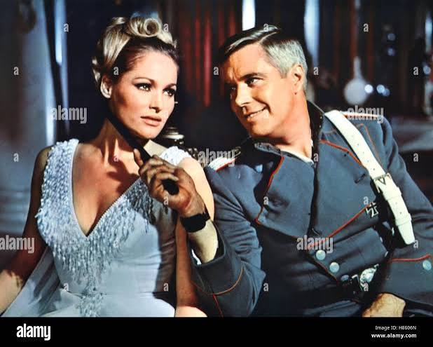 Der blaue Max, (THE BLUE MAX) GB 1965, Regie: John Guillermin, URSULA  ANDRESS + GEORGE PEPPARD, Stichwort: Uniform, Revolver Stock Photo - Alamy