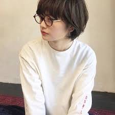 ショート ショートボブ 髪の量が多い人におすすめヘアスタイル 髪型 lala magazine ララマガジン ショートのヘアスタイル 短い髪 のためのヘアスタイル ショートヘア