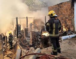 Local fica no bairro floresta. Geral Incendio Destroi Casas De Dez Familias Na Zona Sul De Porto Alegre