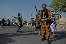 As tropas americanas atiraram para o alto para controlar a multidão, que não acredita nas promessas dos talibãs de que ninguém deve temer o . Afeganistao Luta Para Evitar Que Cidades Importantes Sejam Tomadas Por Talibas